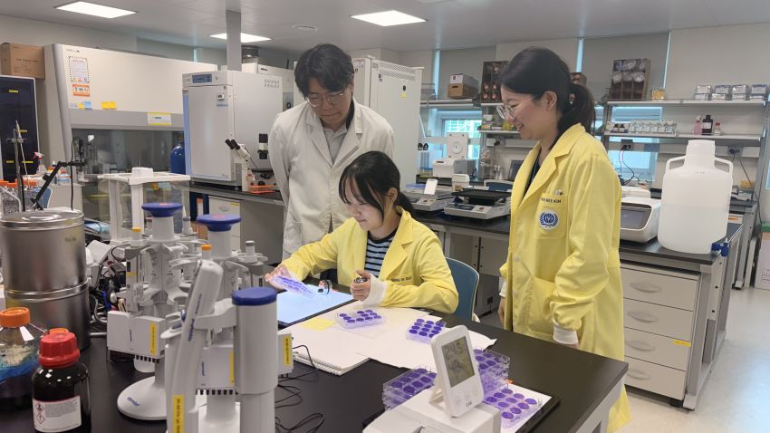 국제백신연구소에서의 실제 현장에서 실습이 진행되는 모습을 담은 사진이다.